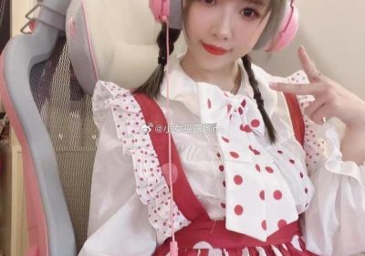 独一无二的小女巫露娜普通镭射紫原图集，带来视觉盛宴