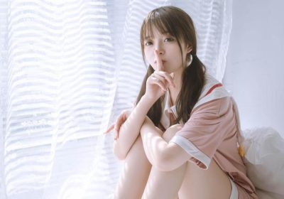 草莓味的奈奈兔cos原图：少女的甜蜜故事一触即发