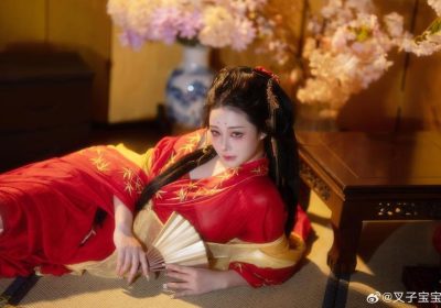叉子宝宝赤脚玩耍，摄影大师定格的瞬间。