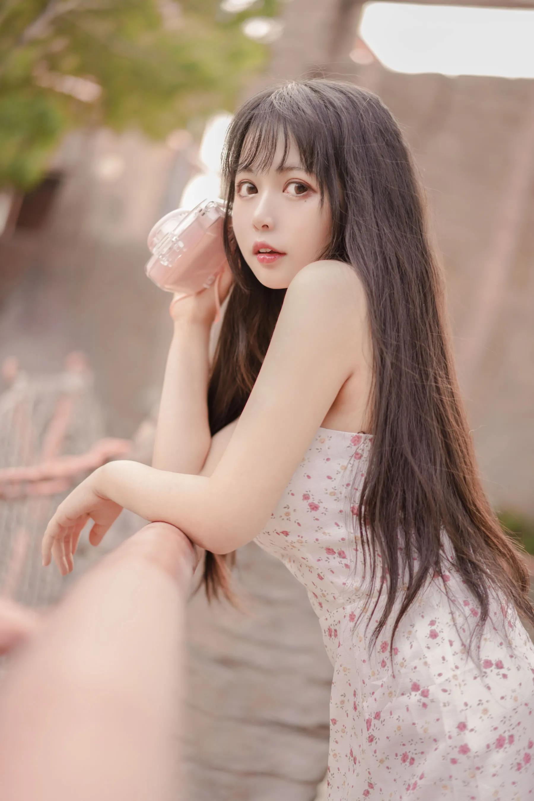 清纯可爱妹纸黑猫OvO碎花吊带裙美图-13 清纯可爱妹纸黑猫OvO碎花吊带裙美图-13