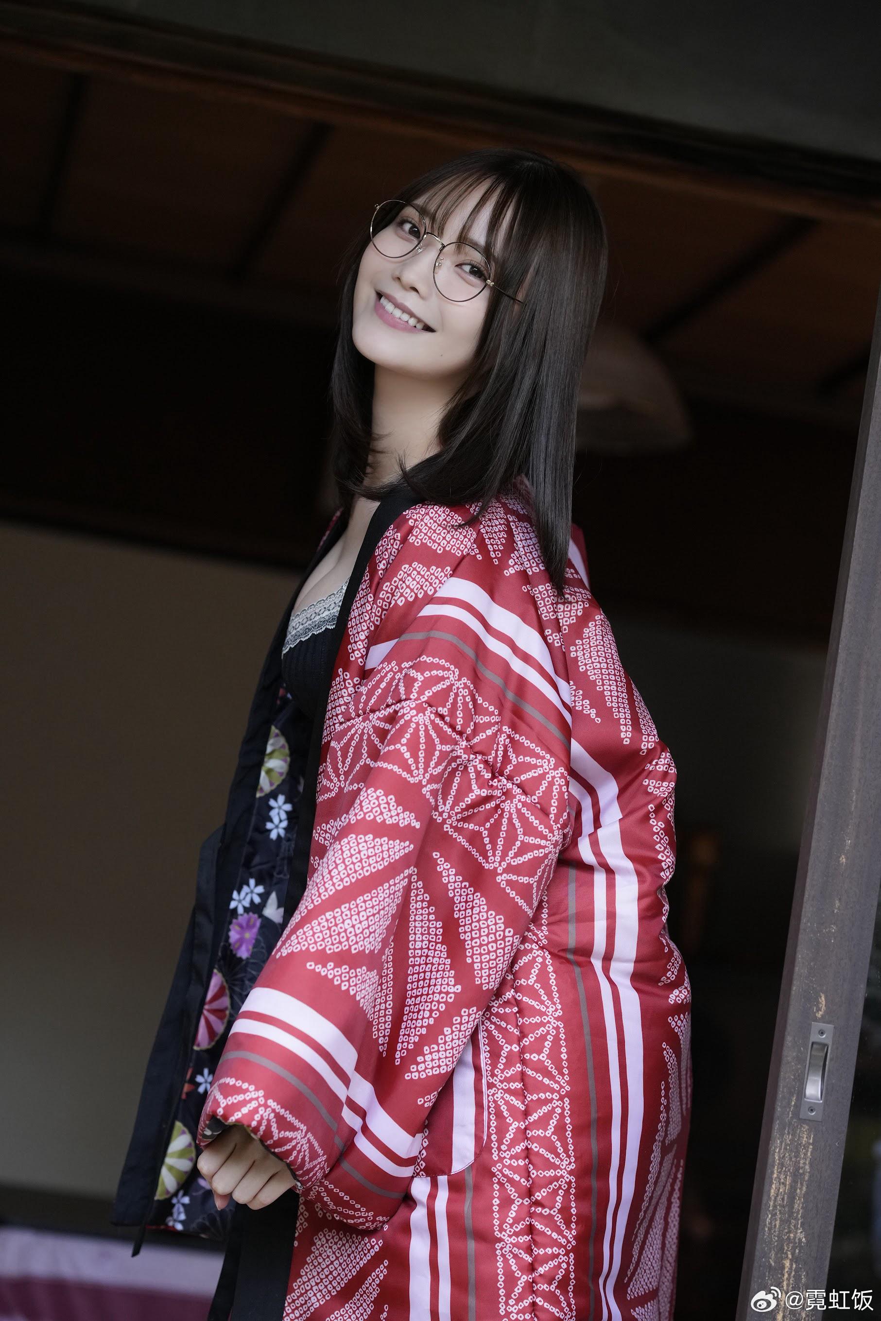 日本新谷姬加简介，精美写真杂志图片-1