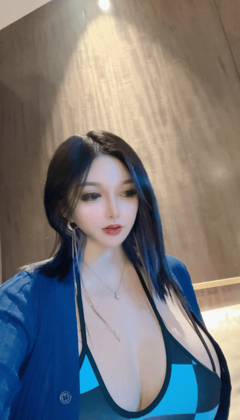 梦露veronica个人简介高清图片，简洁黑色长裙！-1