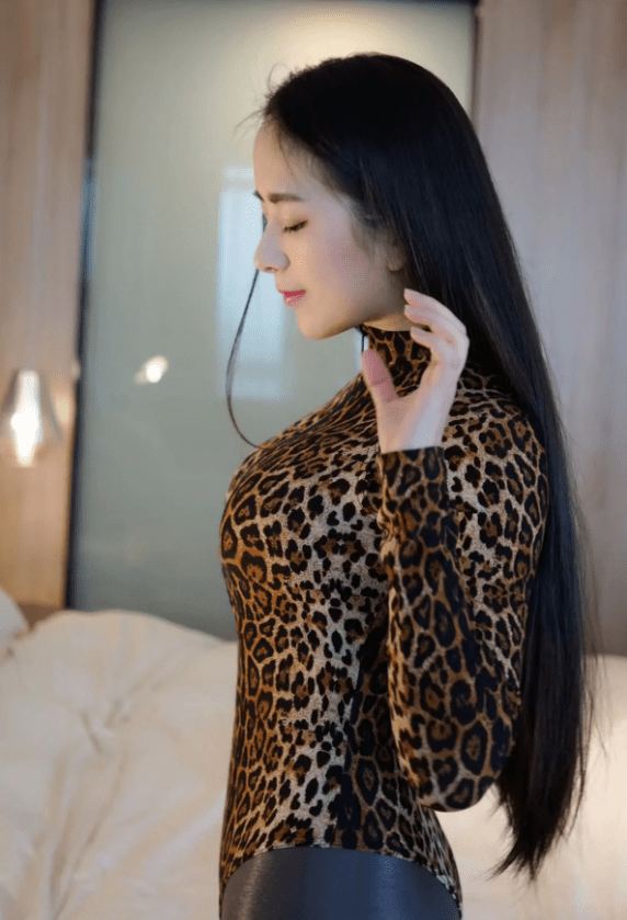 微博辣妈女神个人简介及图片， 野性豹纹的优雅姿态！-3