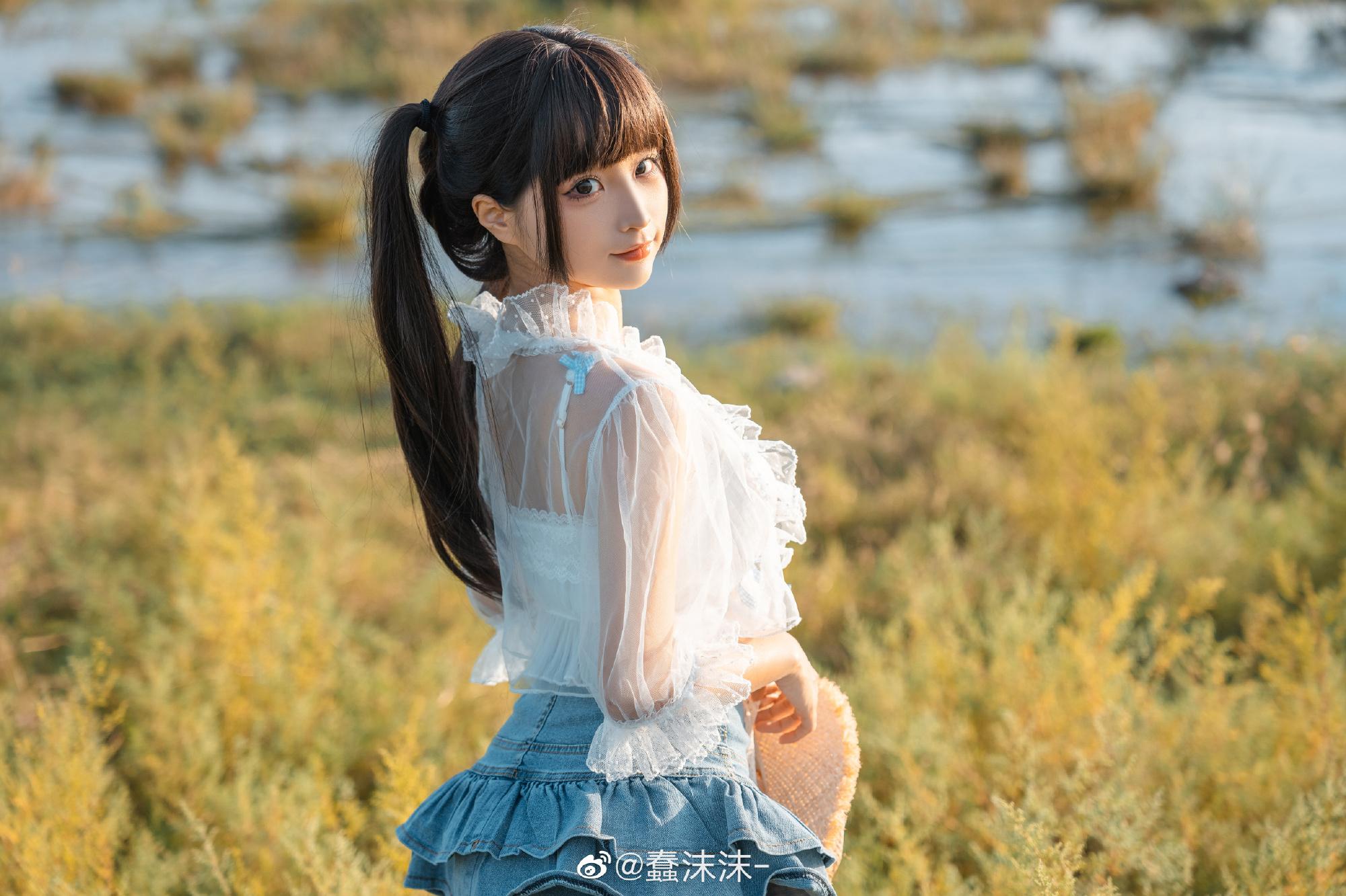 蠢沫沫 迈步在田野中的少女图欣赏-3