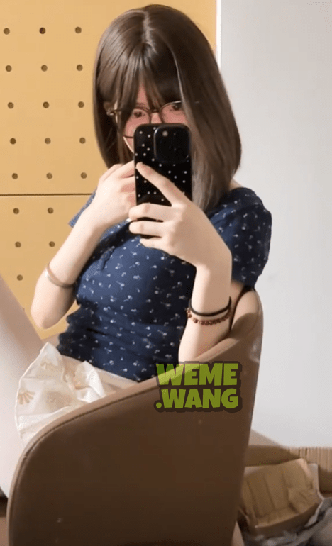 《JK制服下的清新与反差：抖音红人美子野的魅力世界》-1