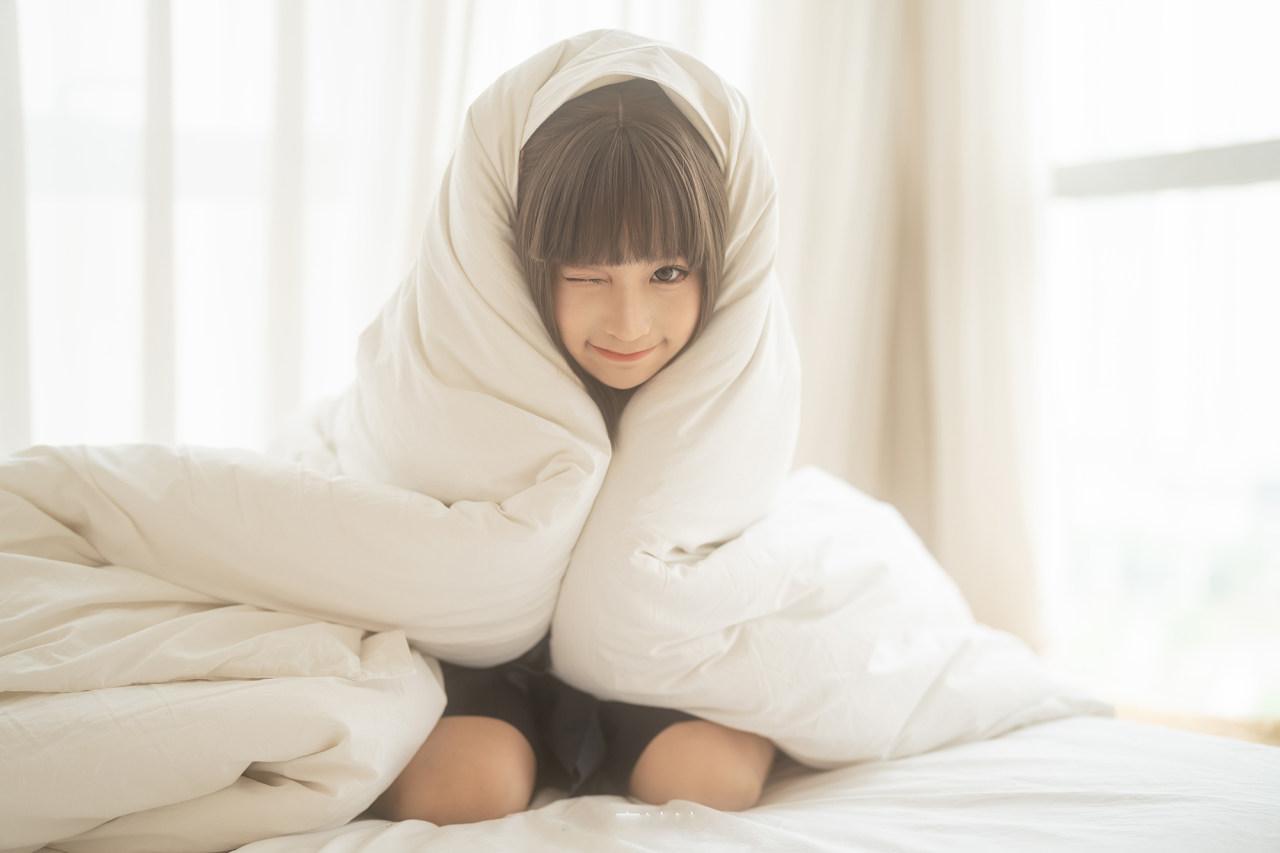 蠢沫沫《猛男必看》JK被窝美图欣赏-8