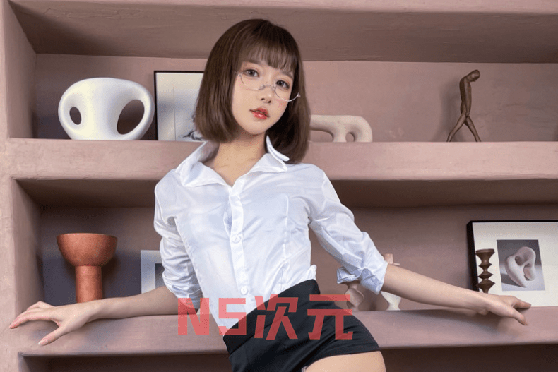 沉浸穿着品味中，阿包也是兔娘加冕图灰丝OL服-1