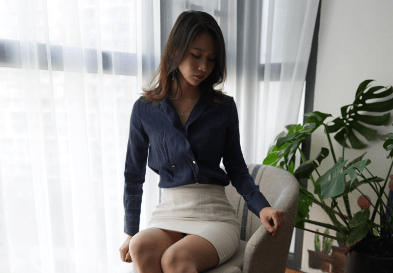 壹吻映画雅妍个人介绍，清爽职业装图片-1