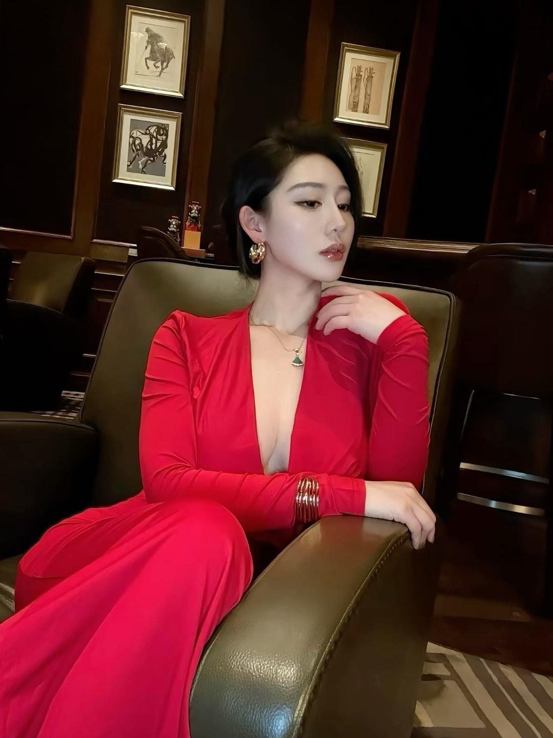 不爱笑的赛琳个人简介,高冷不笑脸养眼图集-1 不爱笑的赛琳个人简介,高冷不笑脸养眼图集-1