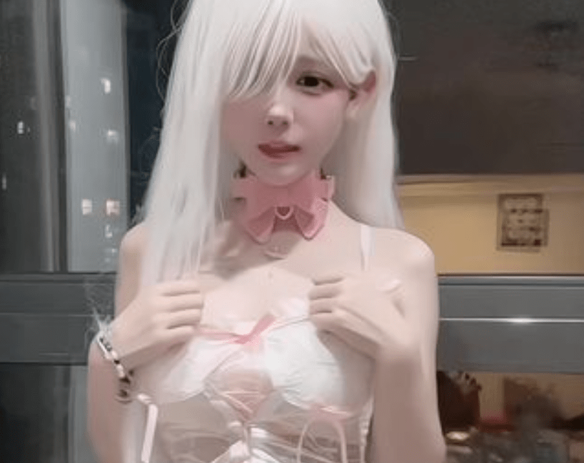 抖音池小苡个人介绍，小以很乖最新养眼图片-1