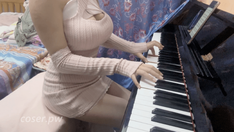 《指尖流淌音符，身材点燃视线：B站钢琴UP主小君崽汁er的魅力密码》-3