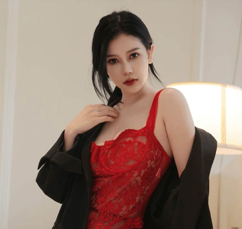 秀人尹甜甜个人简介及图片，镜头美好瞬间一刻-2