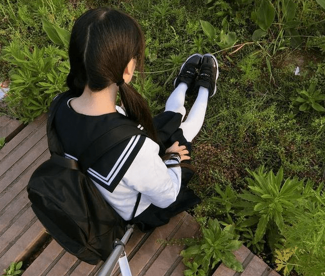 西尔酱jk制服写真，忍不住为之倾倒-1