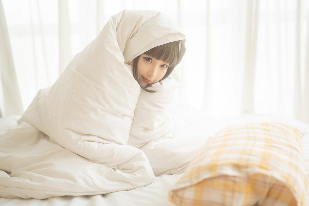 蠢沫沫《猛男必看》JK被窝美图欣赏-2