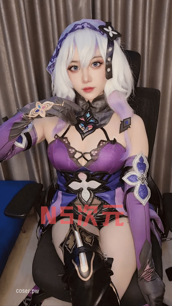 泰国COSER Khun_Beam的神秘占卜师黑天鹅-1