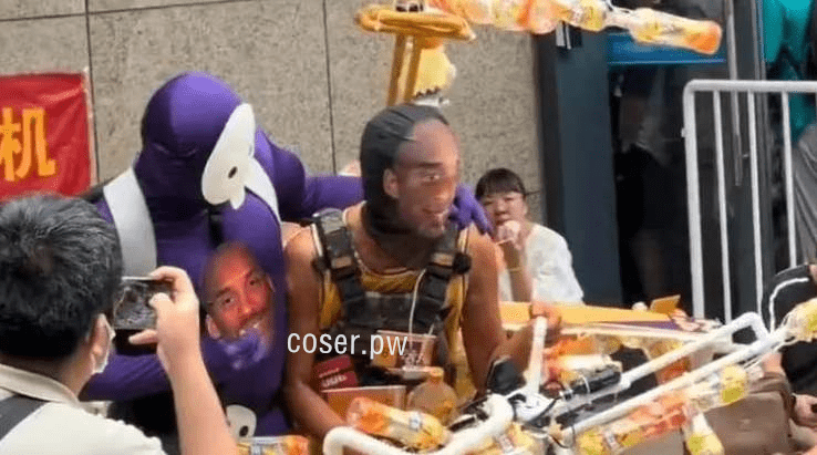 某漫展上的科比Cos引发粉丝不满，到底怎么回事？-3