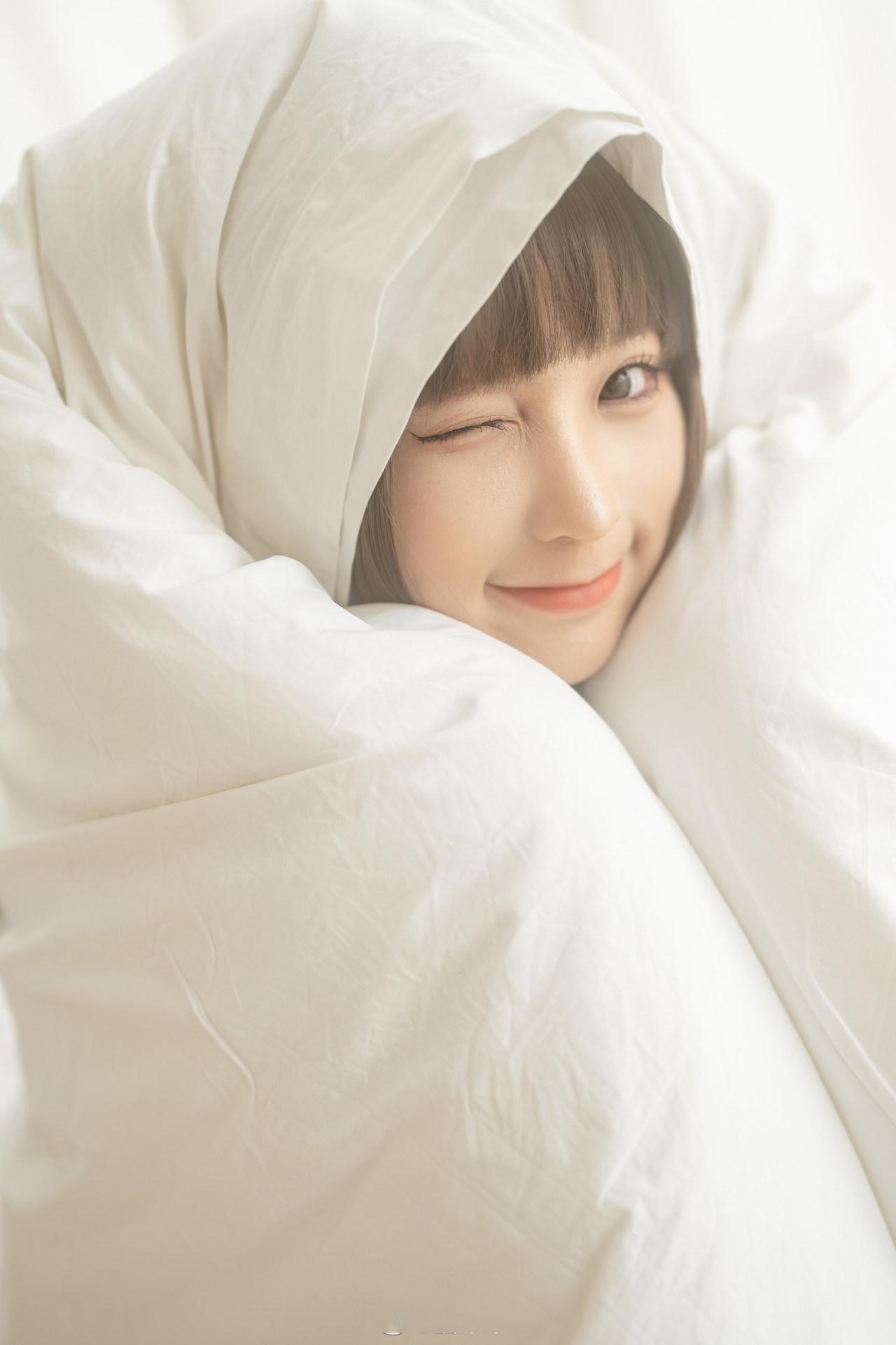 蠢沫沫《猛男必看》JK被窝美图欣赏-3