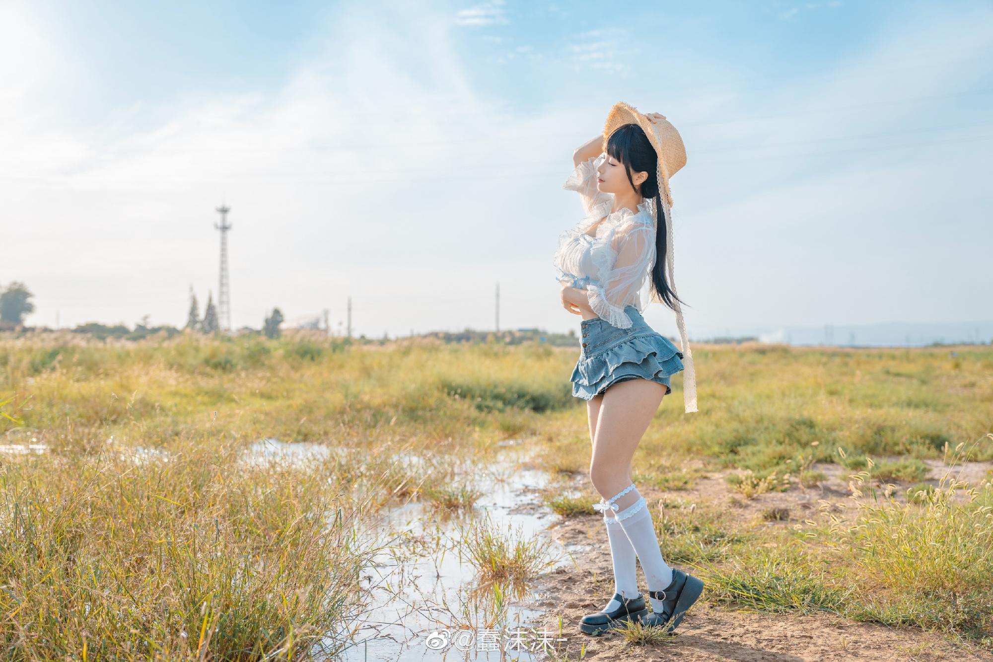 蠢沫沫 迈步在田野中的少女图欣赏-7