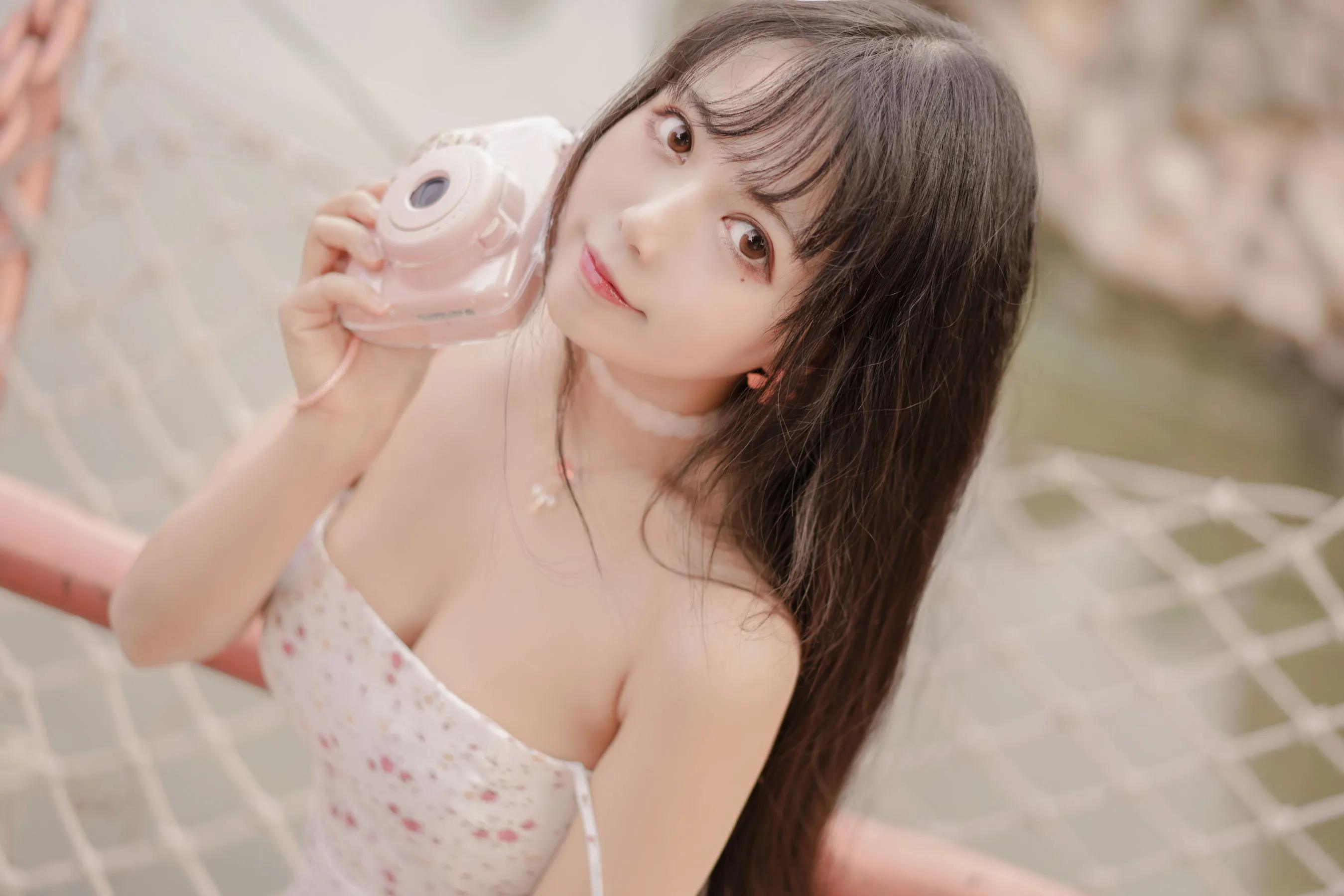 清纯可爱妹纸黑猫OvO碎花吊带裙美图-11 清纯可爱妹纸黑猫OvO碎花吊带裙美图-11