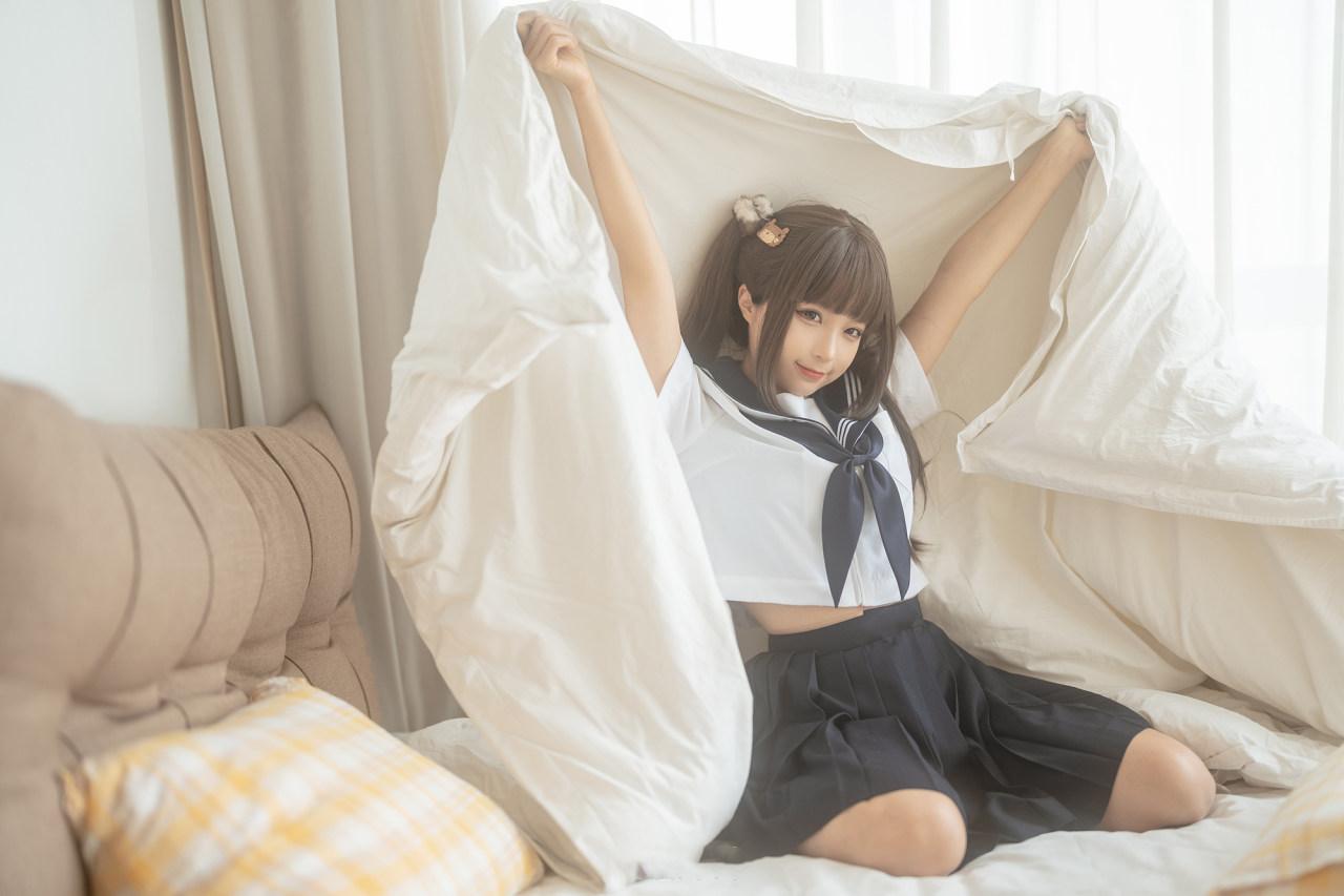 蠢沫沫《猛男必看》JK被窝美图欣赏-1