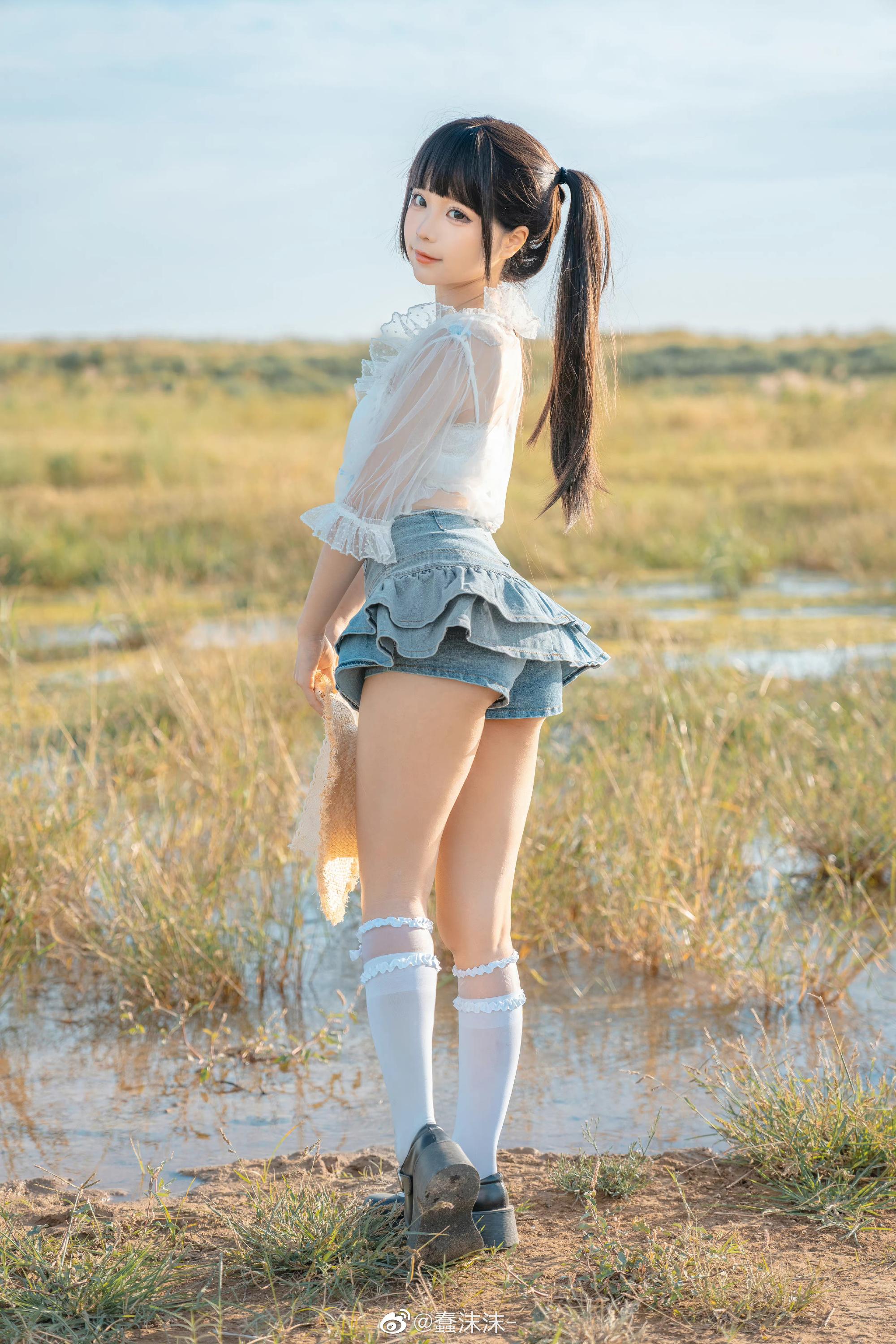 蠢沫沫 迈步在田野中的少女图欣赏-8