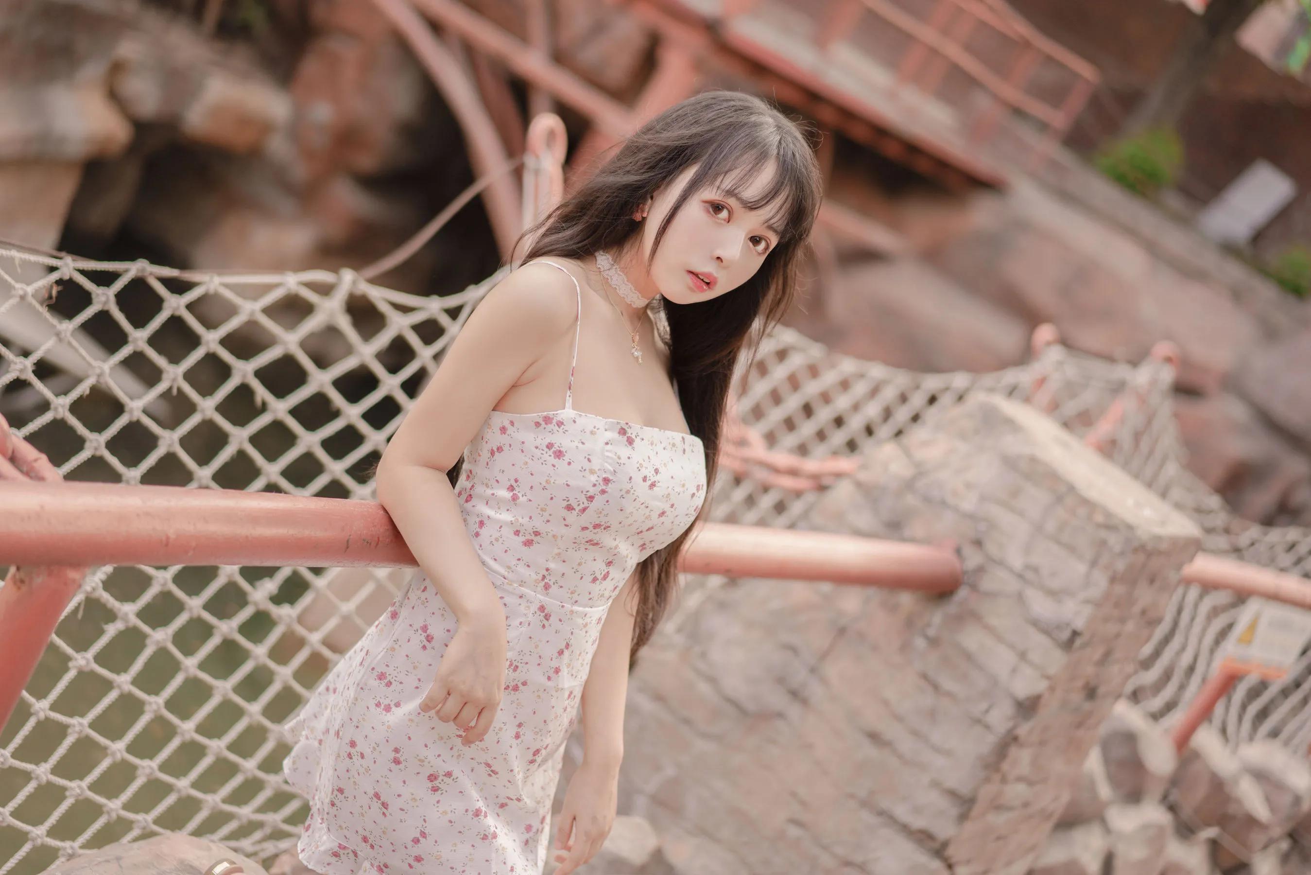 清纯可爱妹纸黑猫OvO碎花吊带裙美图-10 清纯可爱妹纸黑猫OvO碎花吊带裙美图-10