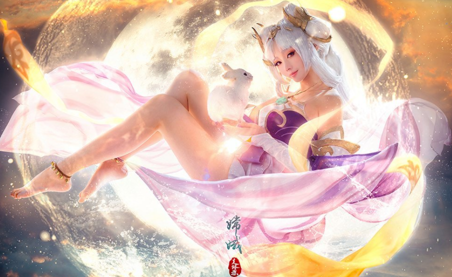 00后COSER妹子“走路摇”一张5图万起 吸粉160万-1