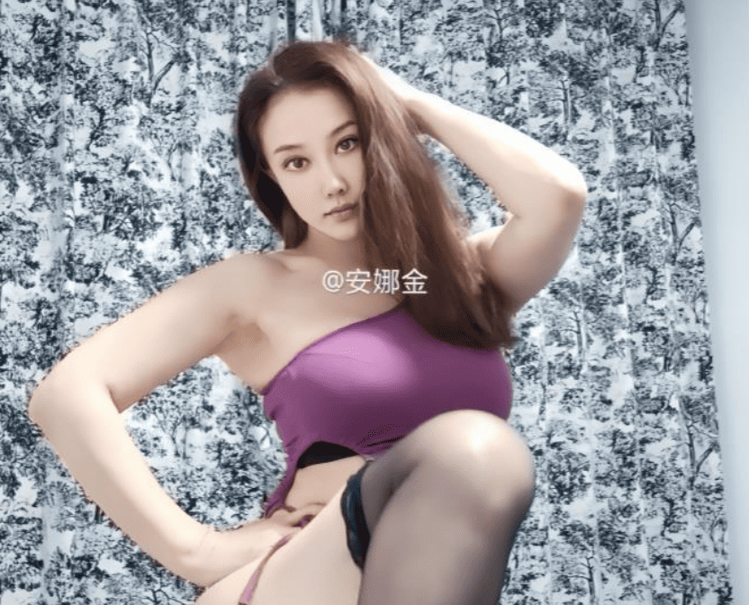 安娜金个人简介，身着黑色露肩服饰，姿态魅惑-2
