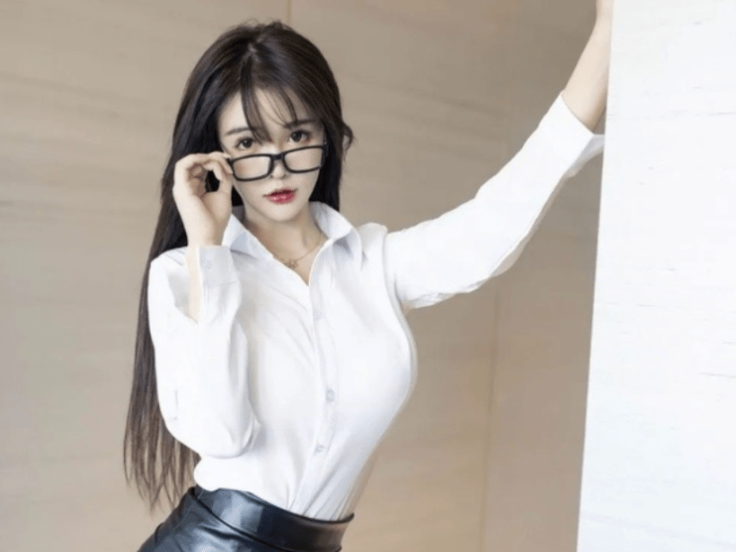 秀人南初妹妹个人简介，品鉴都市白领的俏皮一面-1