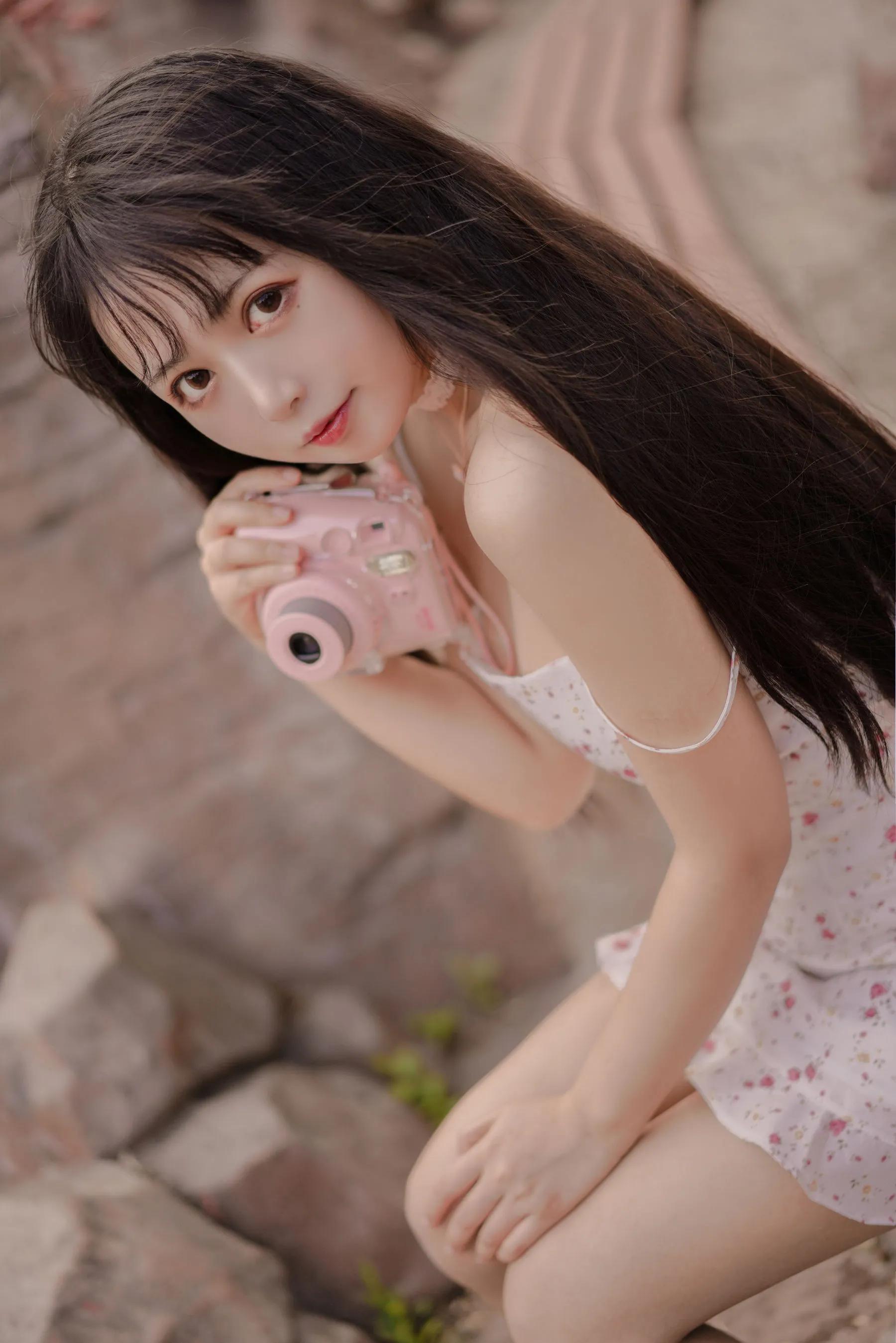 清纯可爱妹纸黑猫OvO碎花吊带裙美图-3 清纯可爱妹纸黑猫OvO碎花吊带裙美图-3