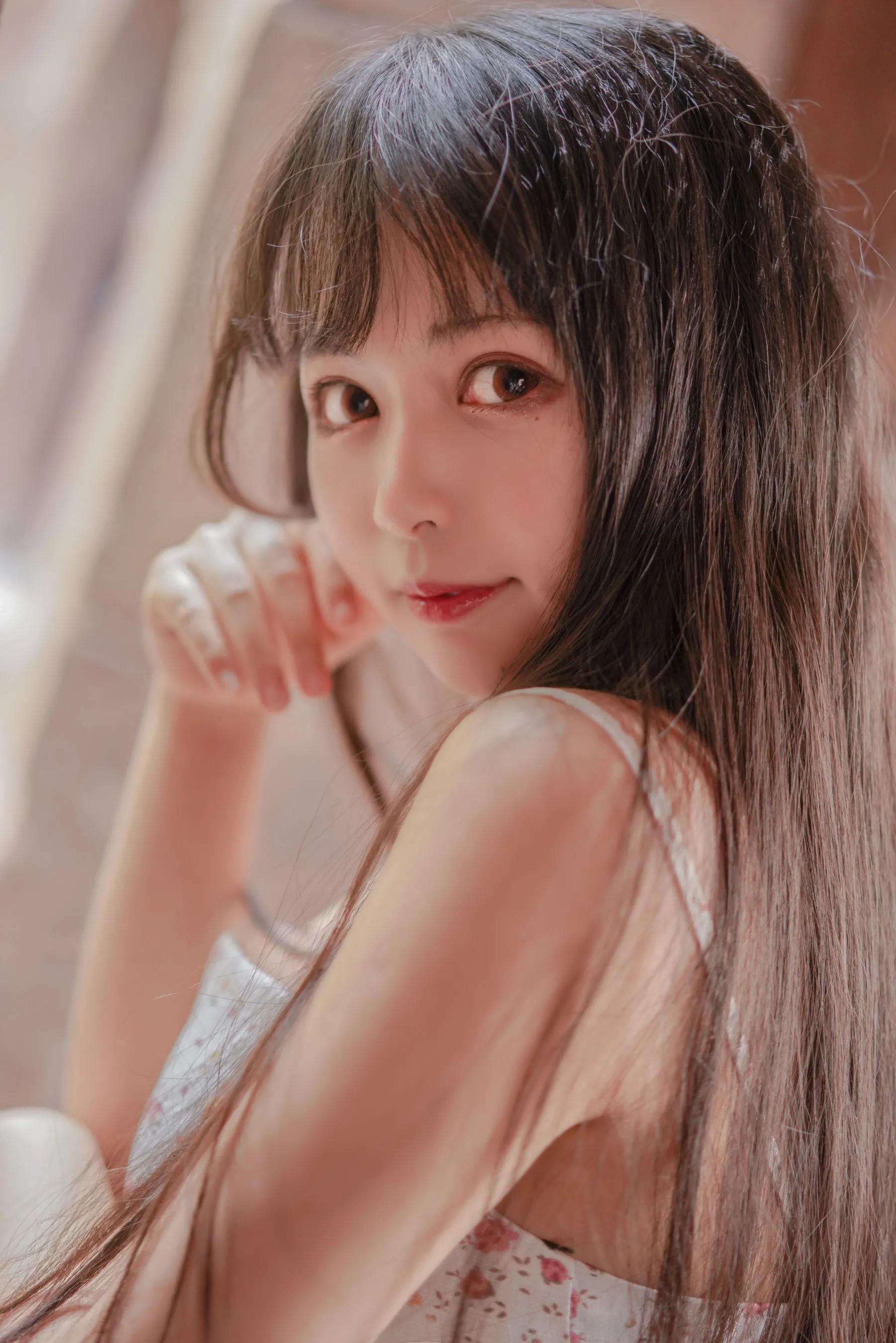 清纯可爱妹纸黑猫OvO碎花吊带裙美图-14 清纯可爱妹纸黑猫OvO碎花吊带裙美图-14