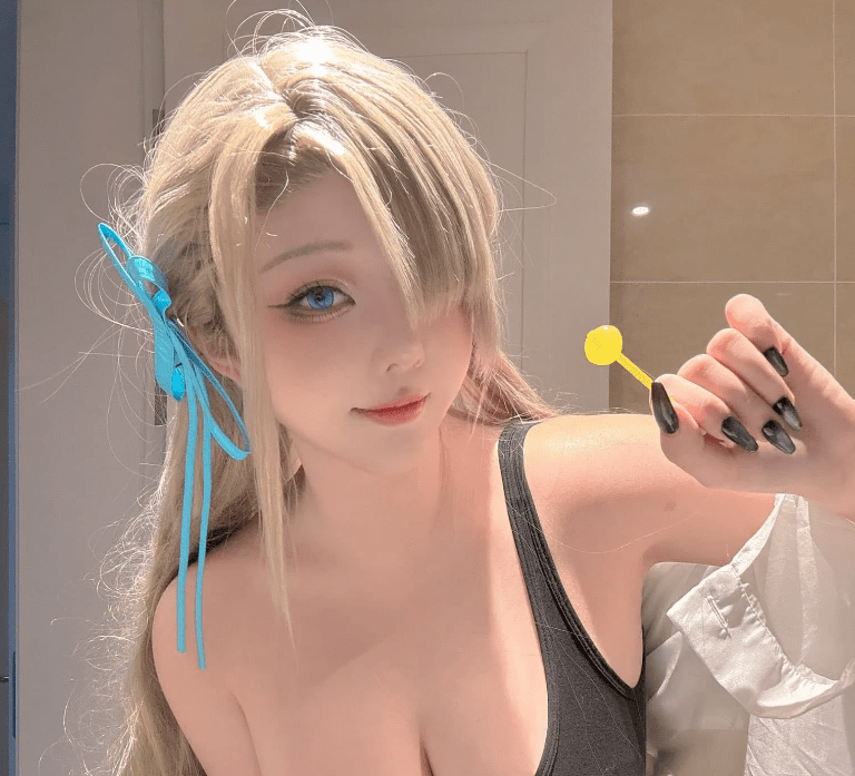 人气Coser菌烨tako (@Takomayuyi)一张“胸部放桌上”引发热议-2