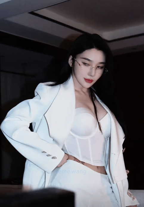 君伊Eliya精美图片，御姐与甜美的双重特质-1