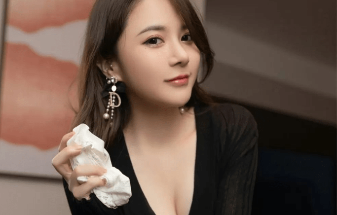 95年鱼子酱fish个人介绍 精致五官曲线身材刚刚好-1