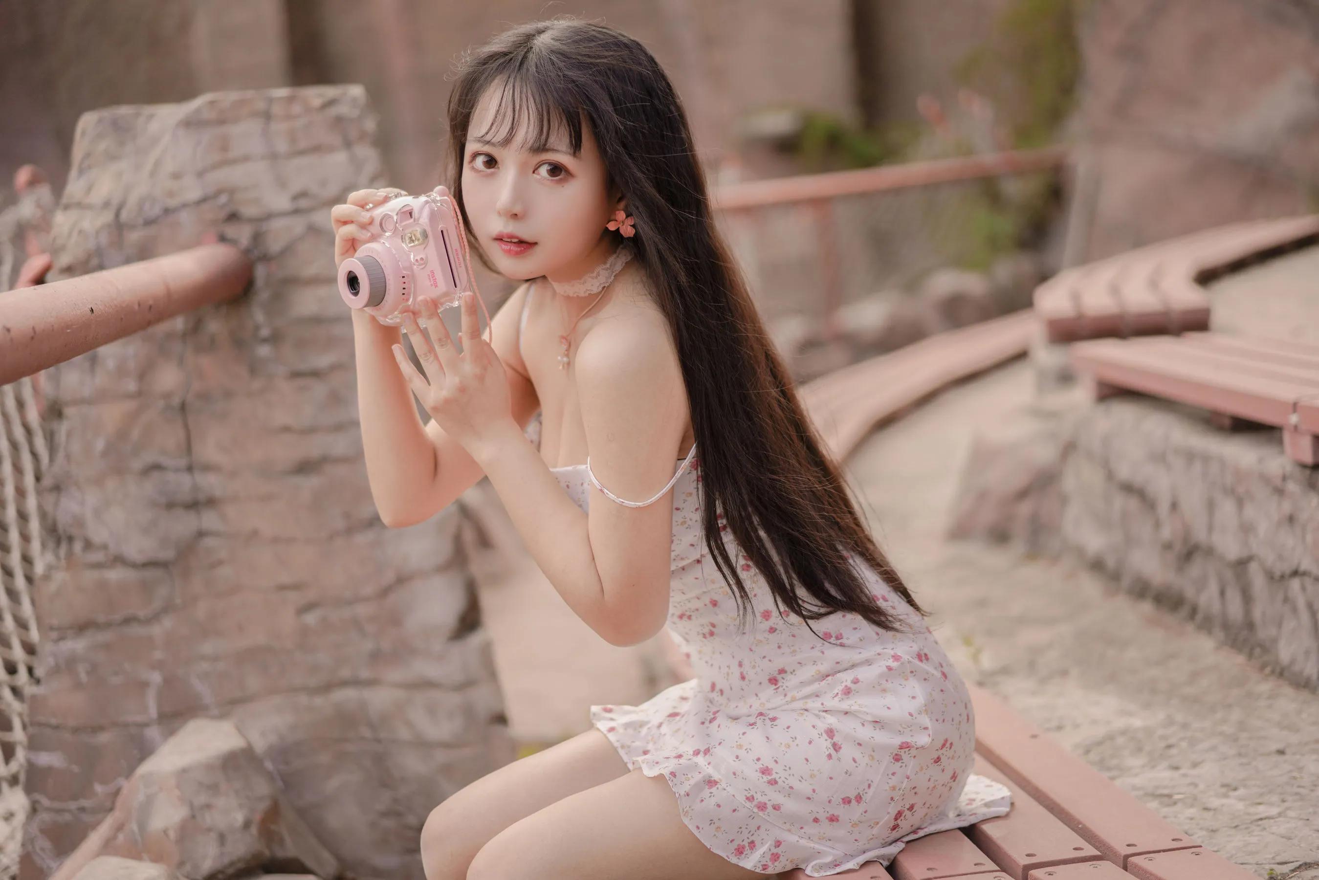 清纯可爱妹纸黑猫OvO碎花吊带裙美图-6 清纯可爱妹纸黑猫OvO碎花吊带裙美图-6