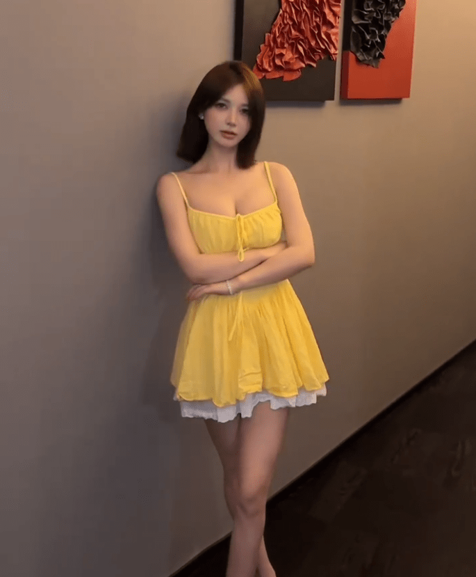 凌凌七DL个人简介，姿态优雅，长发自然垂落！-3