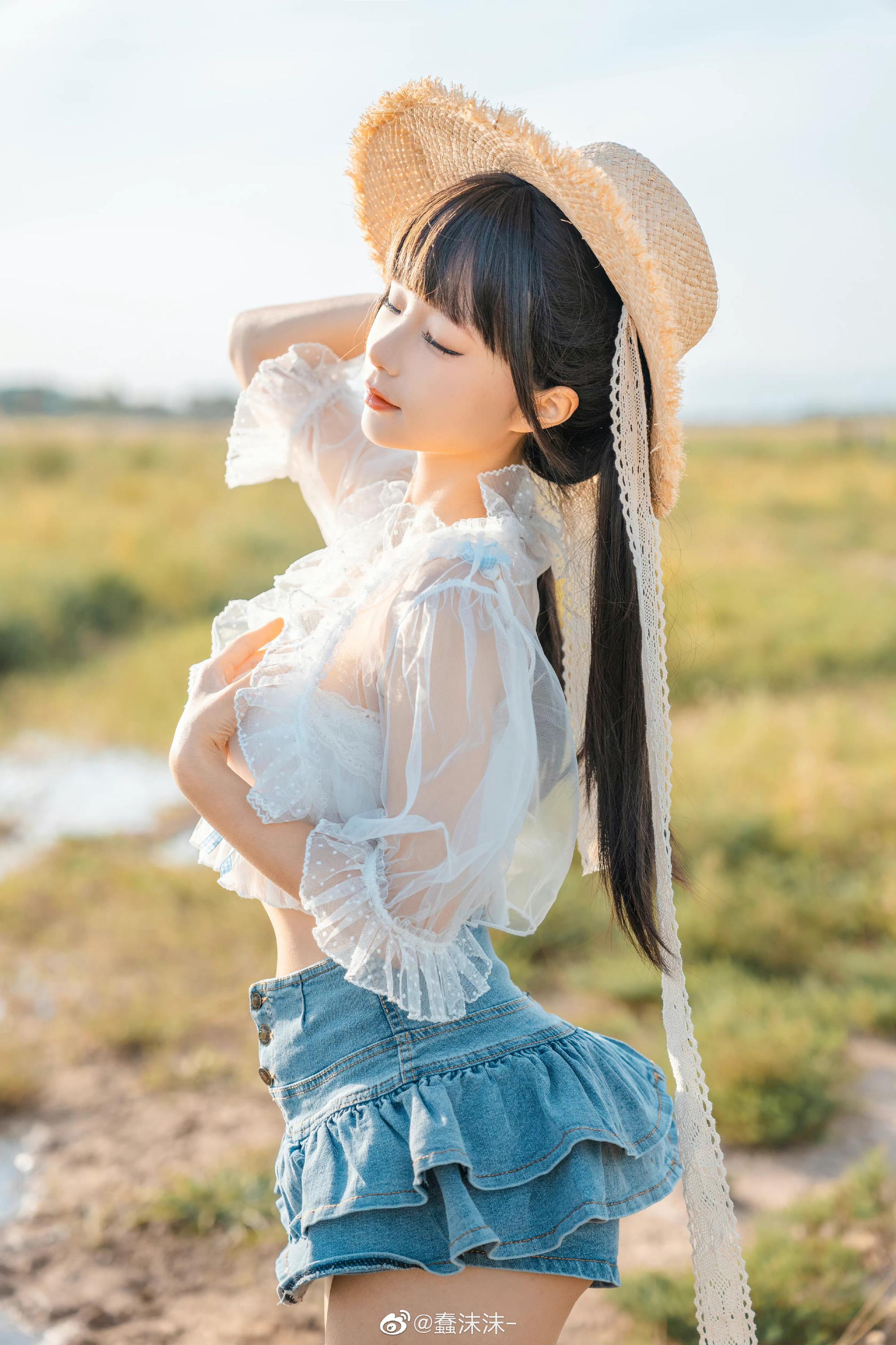 蠢沫沫 迈步在田野中的少女图欣赏-3