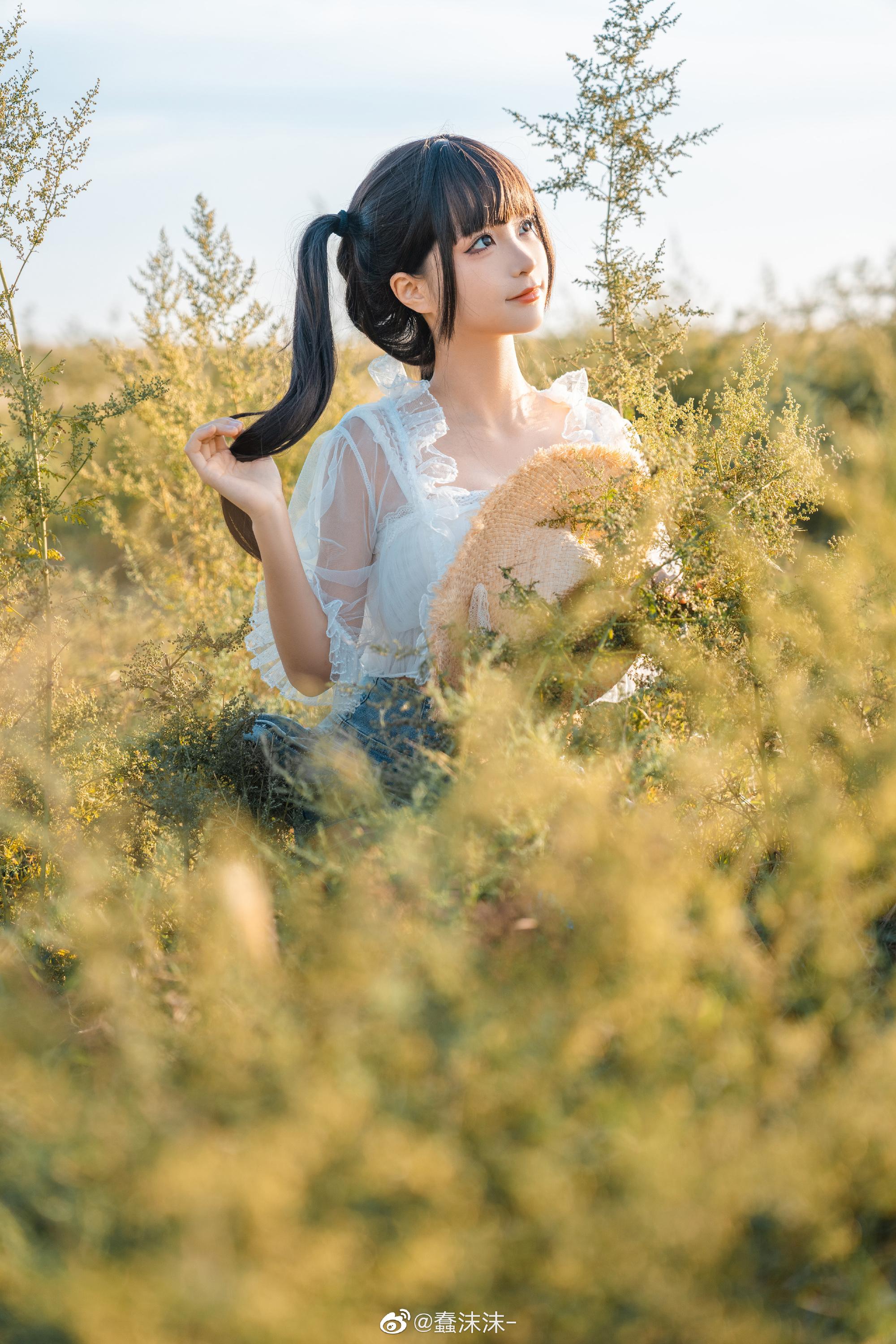 蠢沫沫 迈步在田野中的少女图欣赏-2