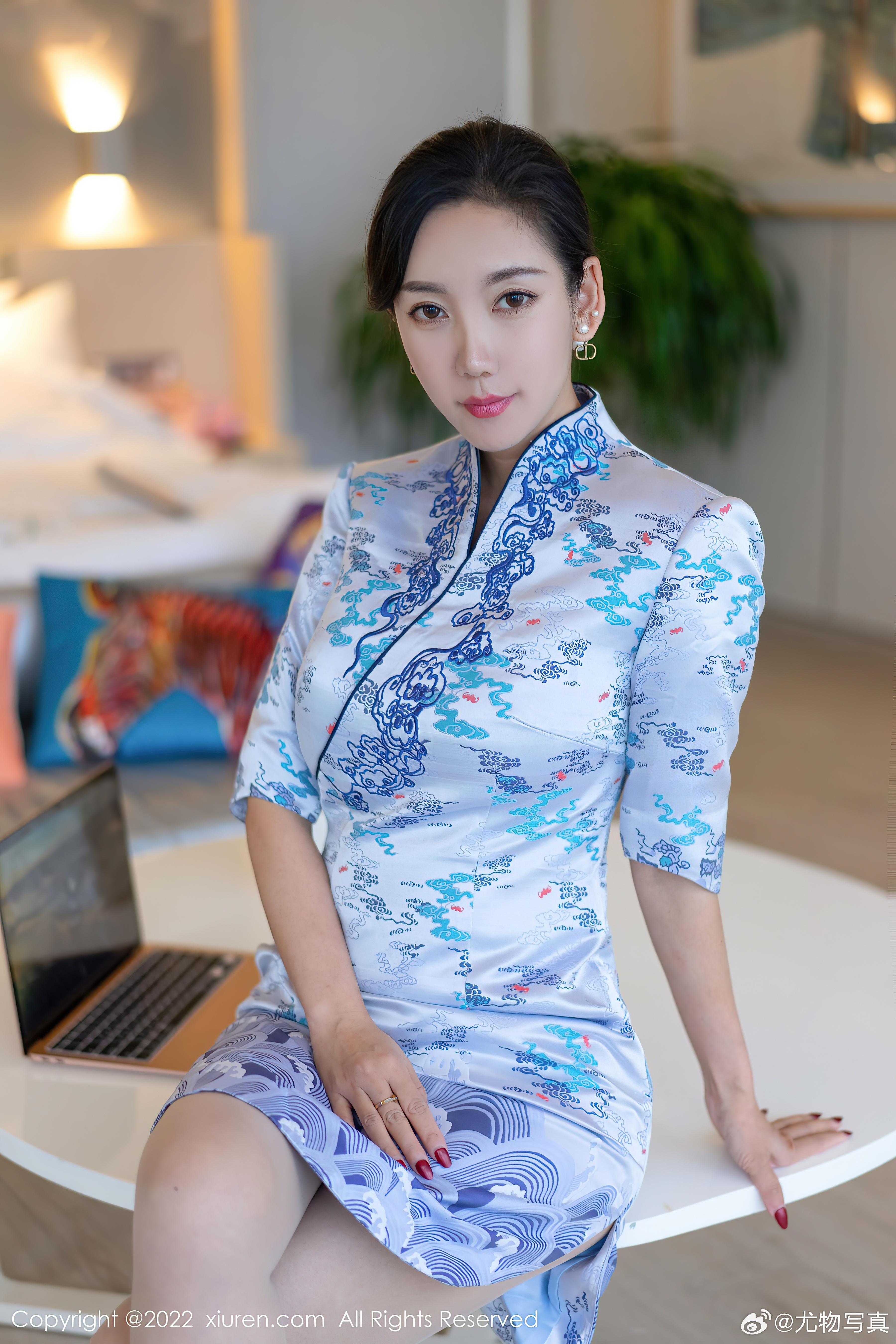 《秀人艾静香个人简介，各种职业装OL如量身定做》-1