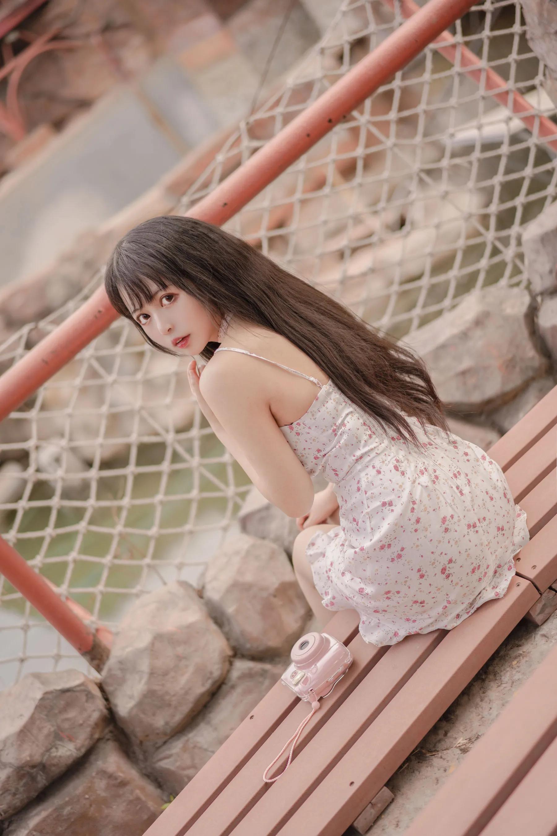 清纯可爱妹纸黑猫OvO碎花吊带裙美图-9 清纯可爱妹纸黑猫OvO碎花吊带裙美图-9