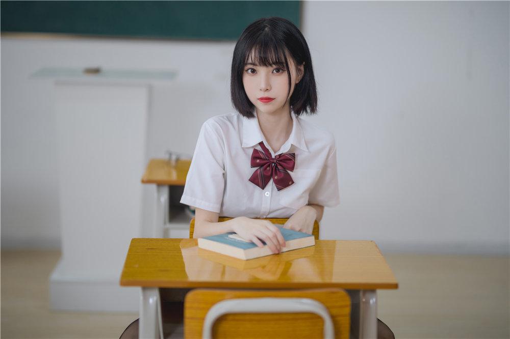 许岚lan的OL制服写真果真是业界天花板！-1