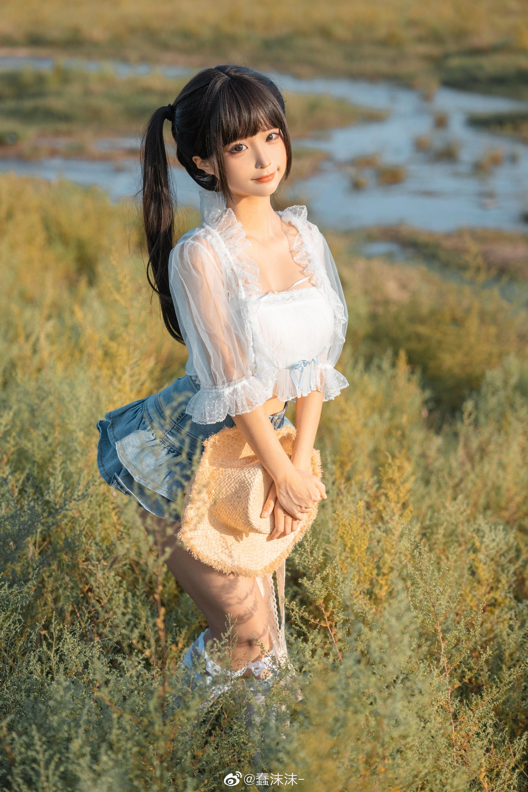 蠢沫沫 迈步在田野中的少女图欣赏-1