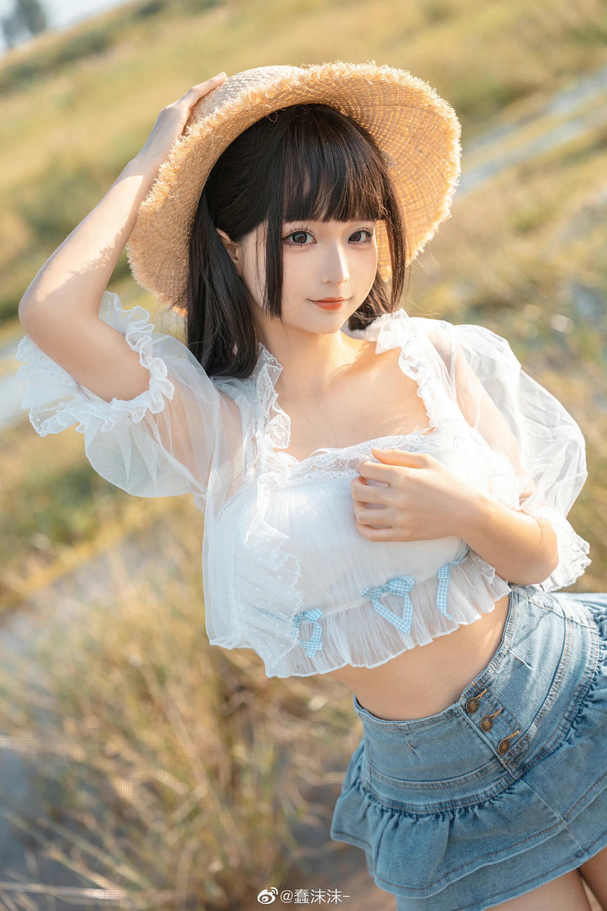 蠢沫沫 迈步在田野中的少女图欣赏-9