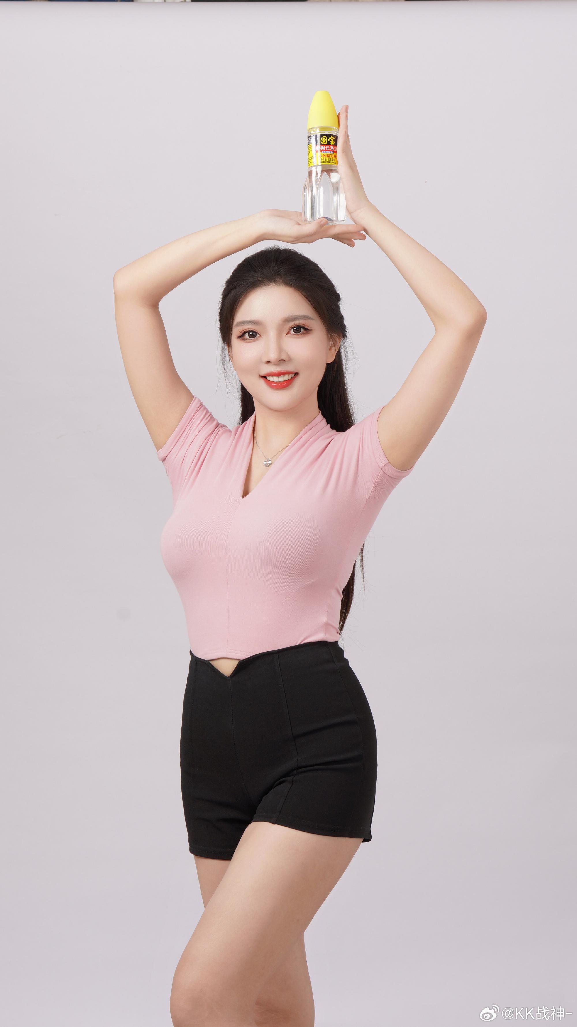 《“椰树一姐”KK战神，微胖界的天花板，觅圈私享尽展真我！》-2