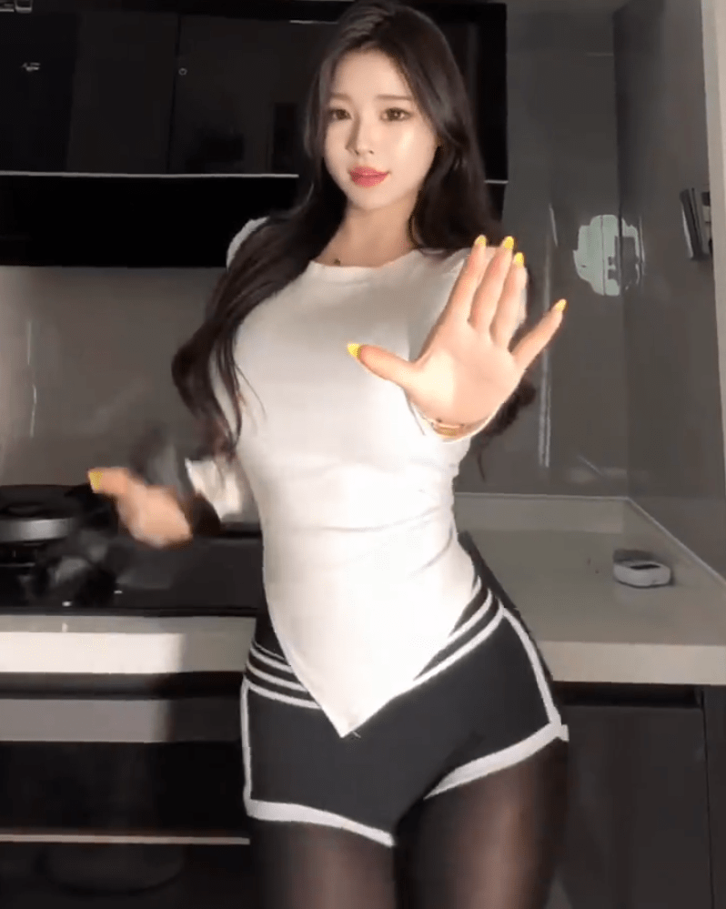 冯大美女个人简介，视觉冲击力极强的网感型纯欲美学-3