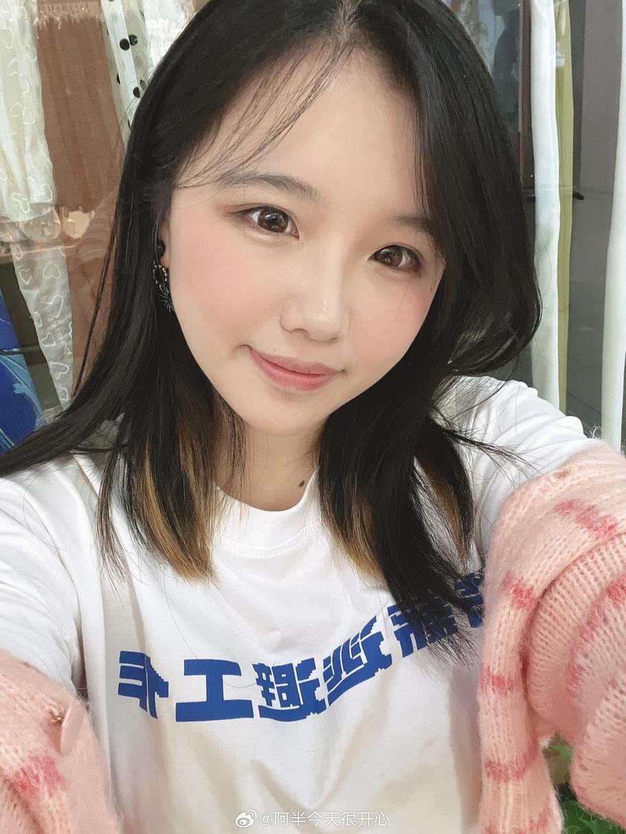 阿半今天很开心四房的照片集,绝对是你不容错过的原图套装 阿半今天很开心四房的照片集,绝对是你不容错过的原图套装